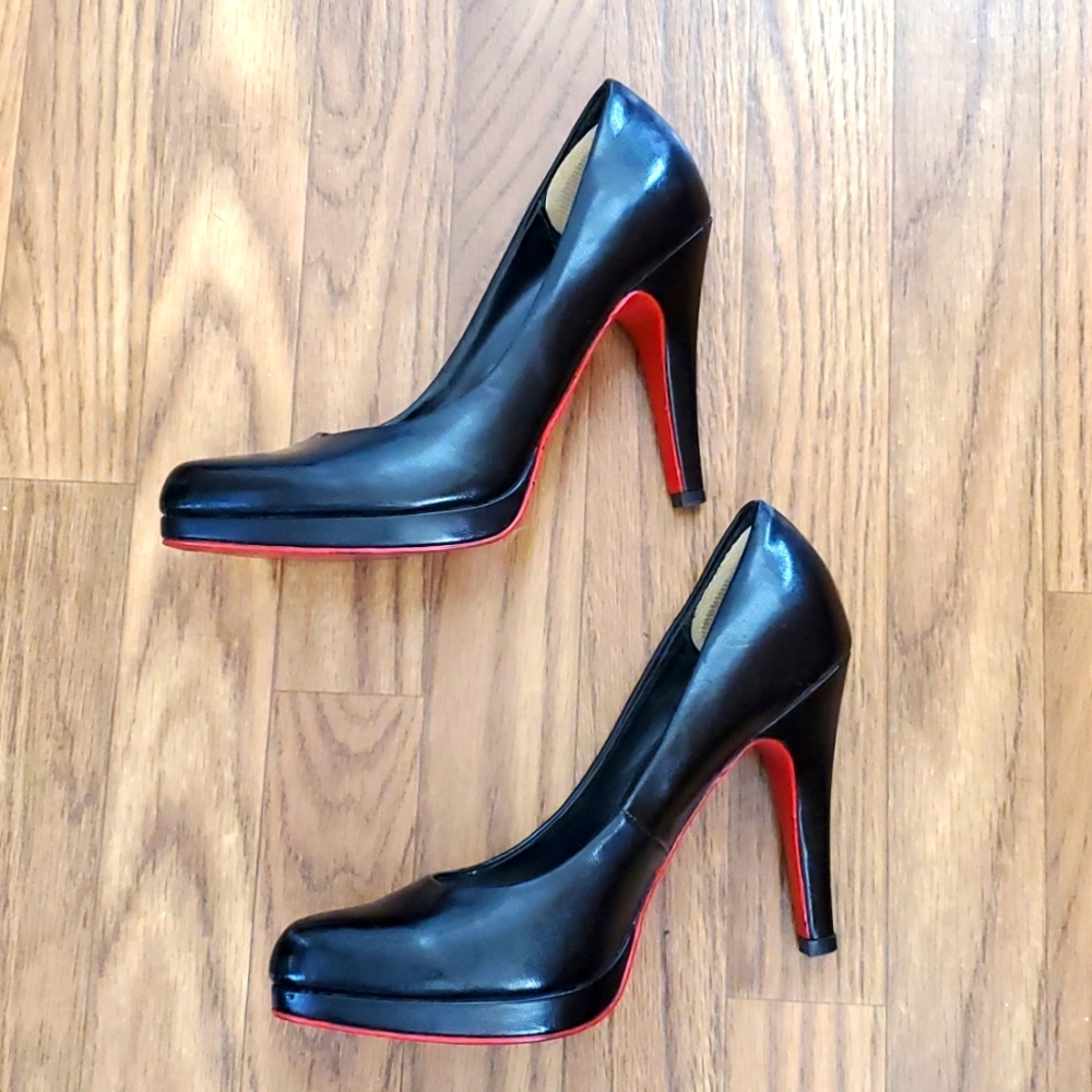 Black pumps